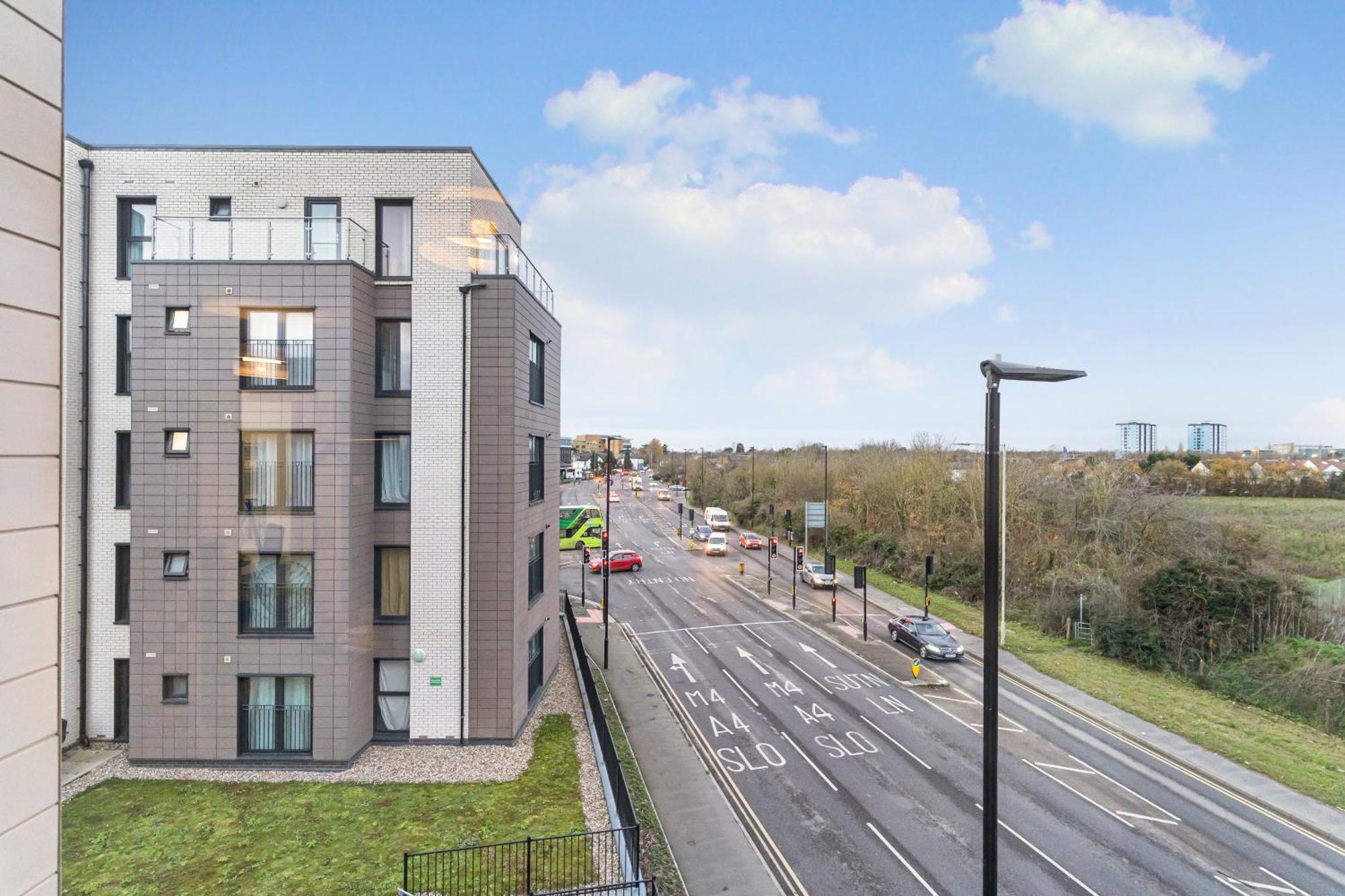 One And Two Bed Apartments Slough Near Heathrow 콘부룩 외부 사진